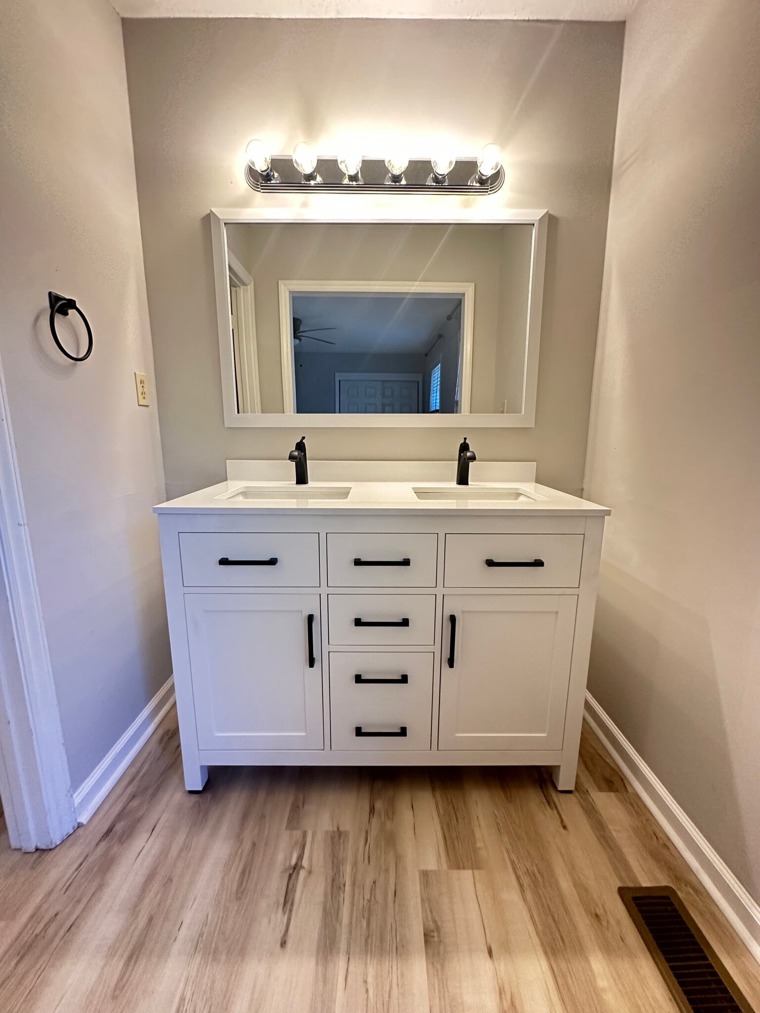 Double vanity in primary suite - 910 Dolphin Ct