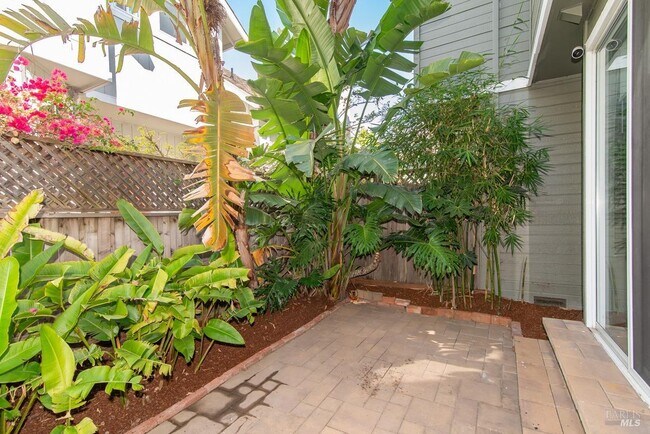 Building Photo - 23 Baypoint Dr