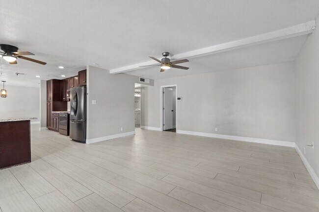 Building Photo - Welcome to your entertainers dream home!