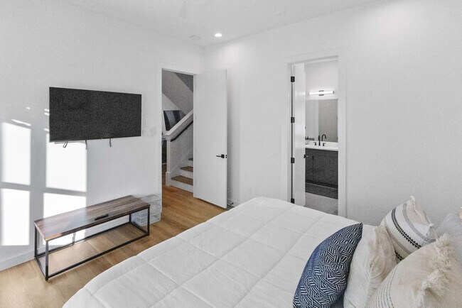 Building Photo - 6742 Peerless St