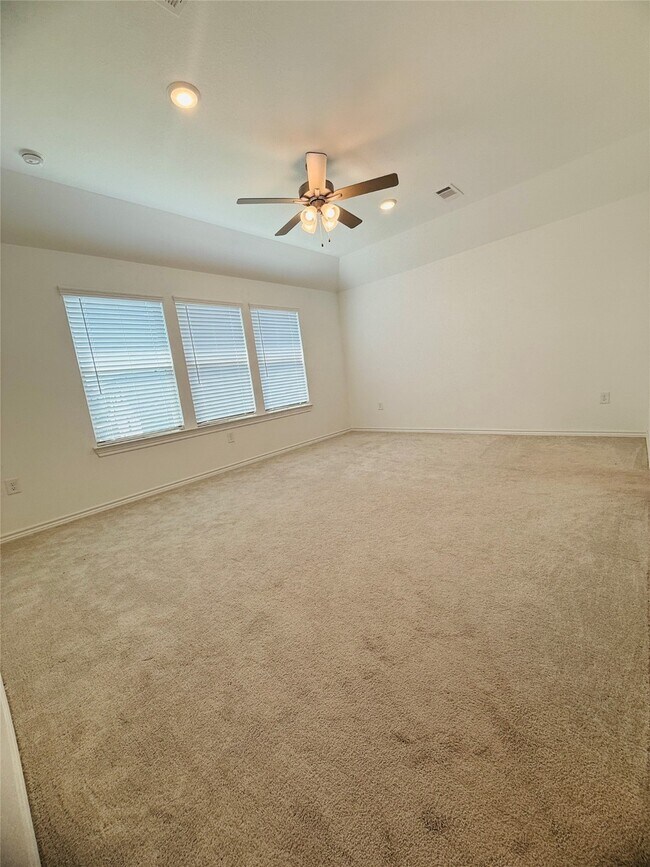Building Photo - 15826 Dove Holw Dr