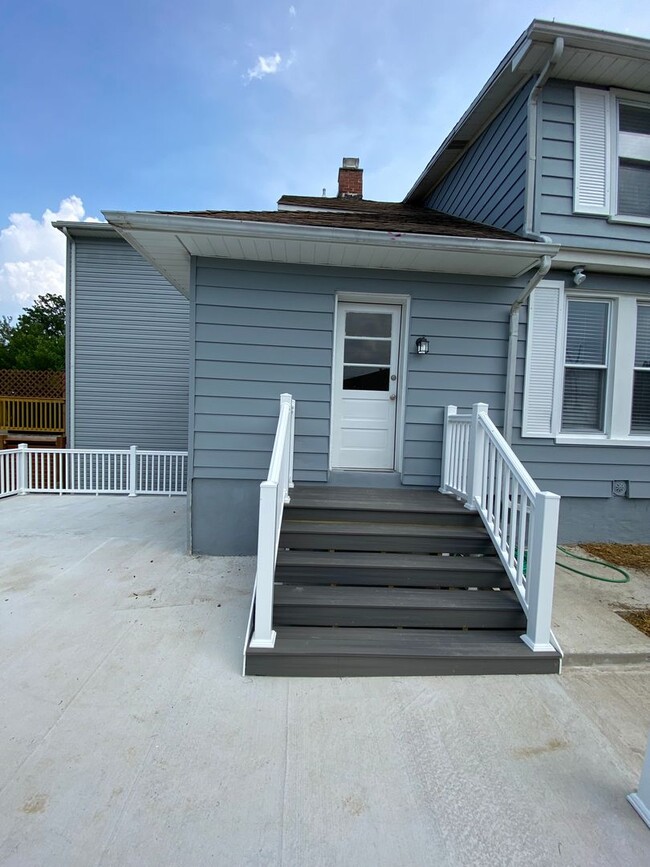 Building Photo - Cozy Renovated 2-Bedroom Home in Emmaus – ...