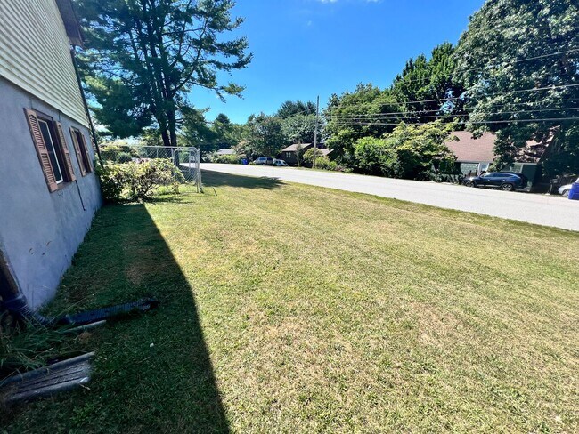 Building Photo - Home available in Christiansburg