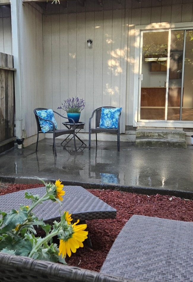 Building Photo - Healdsburg 2BR/1.5, 2 story, walk to downt...