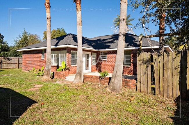 Building Photo - Lovely Brick Home Just Minutes from the Be...