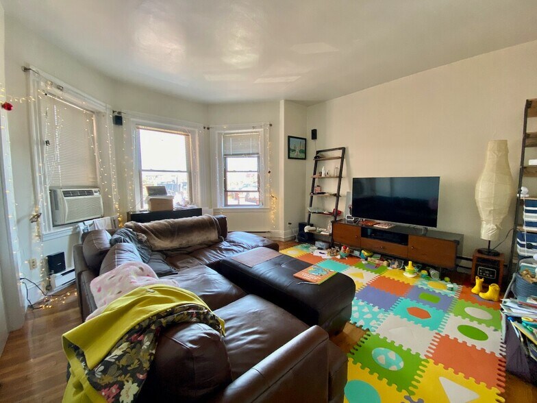 Building Photo - 18 Alton Pl