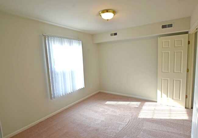 Building Photo - 2-Bedroom, 2-Bath with Att. Garage in Shel...