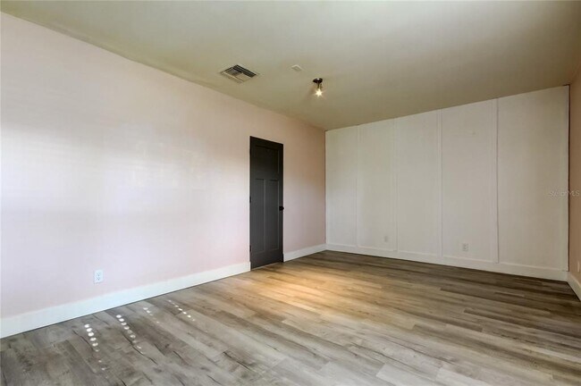 Building Photo - 375 10th Ave N