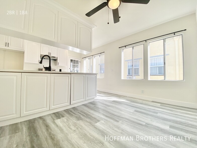 Building Photo - 441 1/2  N Hayworth Ave