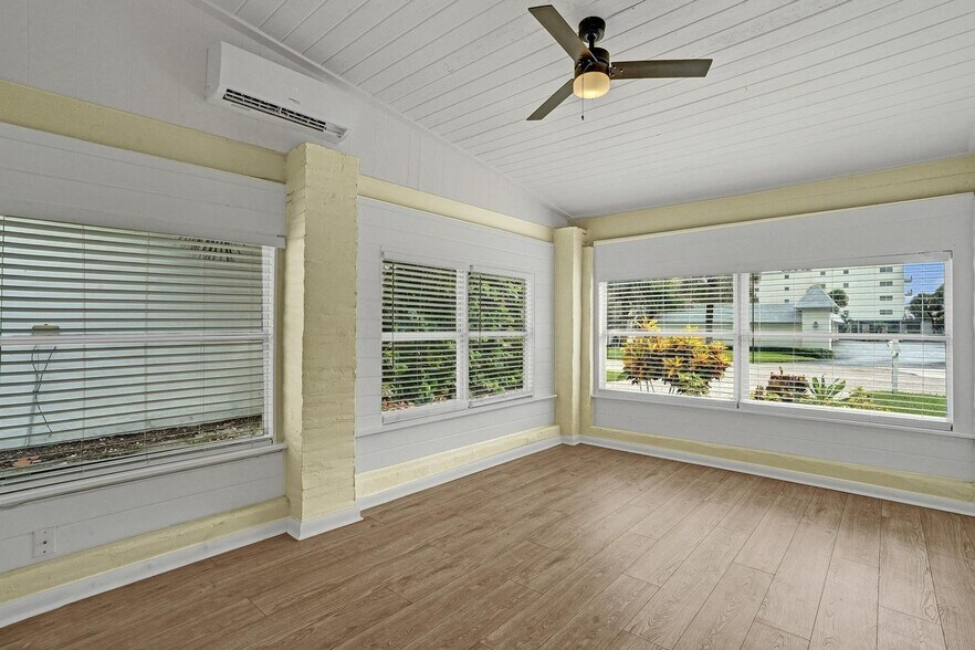 Building Photo - 1205 S Lake Dr