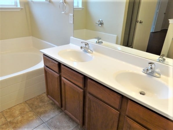 Building Photo - 818 La Sierra Ct