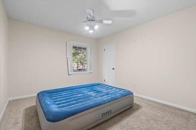 Building Photo - Five Bedroom in Country Club Woods