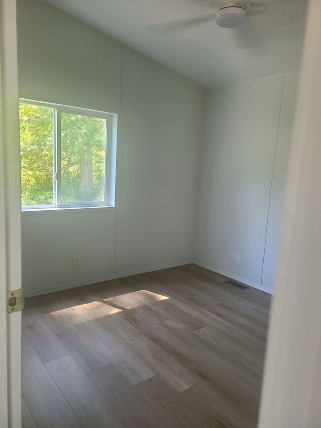 Building Photo - For Rent: 3 Bed / 2 Bath Home Near Roche H...