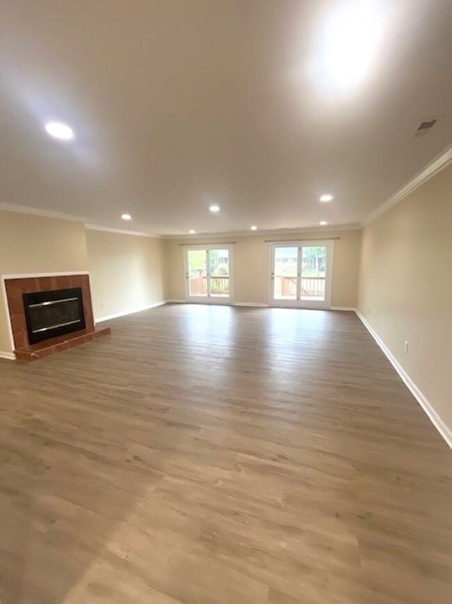 Building Photo - Gorgeous home with boat slip and water views