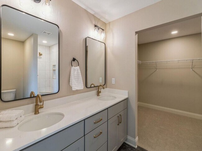 Building Photo - 2105 Lacey Dr