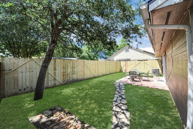 Building Photo - 12922 Grovemill Dr