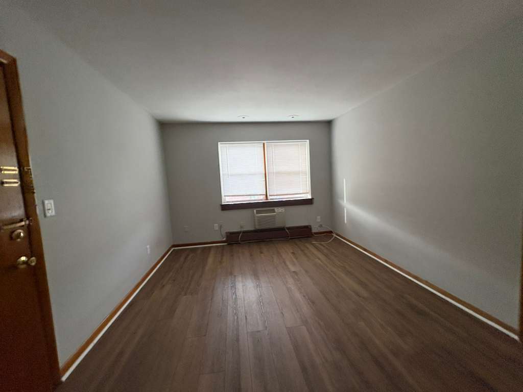 Building Photo - 185 Thompson St