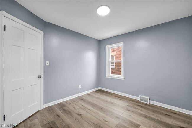 Building Photo - 3202 Parklane Dr