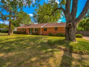 Building Photo - PRELEASING for Early Aug 2027! Updated (3) Bed, (2) Bath + Additional Living Area!