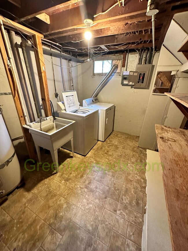 Building Photo - Gorgeous Pet-Friendly 3 Bedroom 1 Bath House
