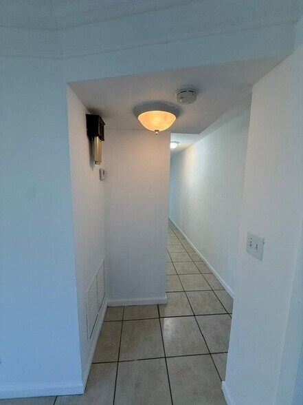 Building Photo - 1020 N 18th Ct