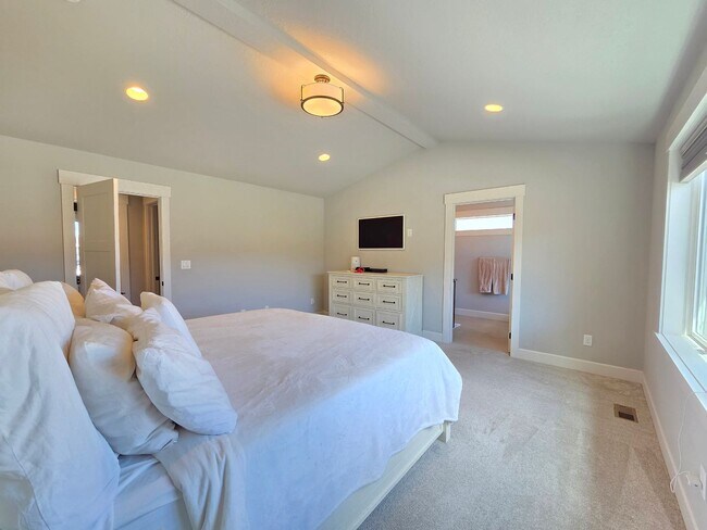Building Photo - $4,800 - 5 Bed / 3 Bath Custom Built Home w/ Private Sport Court & Golf Green