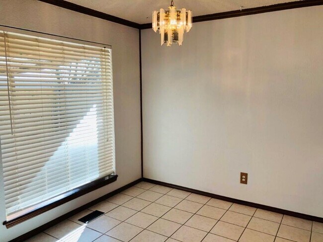 Building Photo - 3 bed , 2 full bath, 2 story , Newly updat...