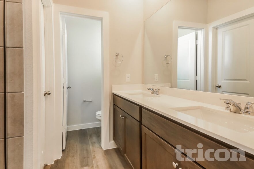 Building Photo - 2524 Finch Holw Dr