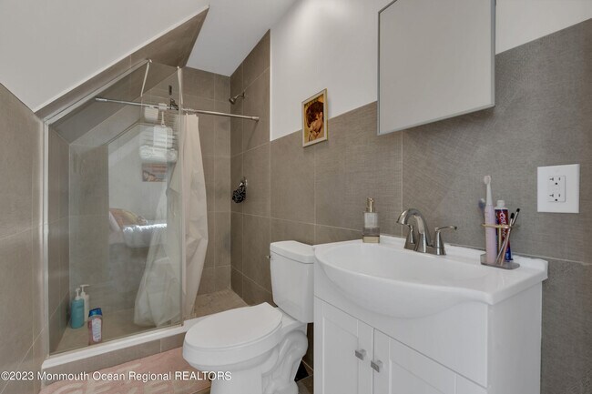 Building Photo - 374.5 W Park Ave