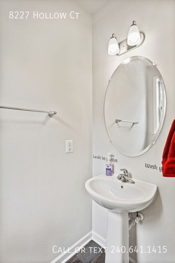 Building Photo - 8227 Hollow Ct