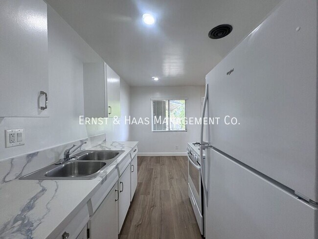 Building Photo - 230 E Hullett St