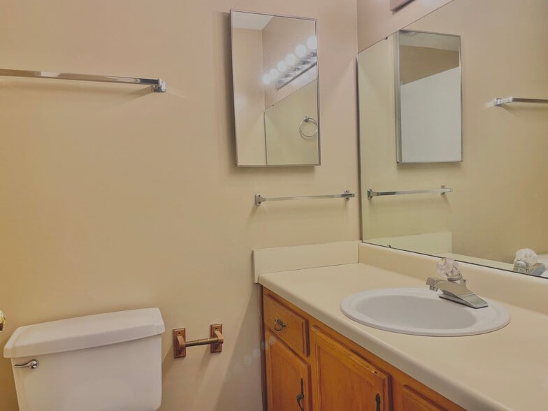 Building Photo - Crossland Downs