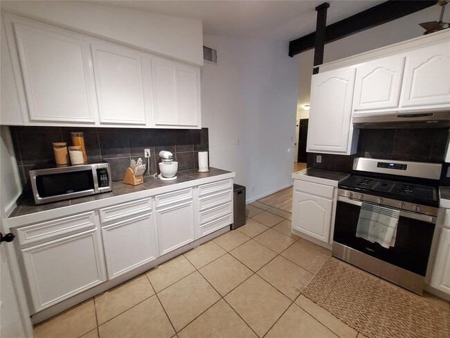 Building Photo - 924 Acorn Oaks Dr