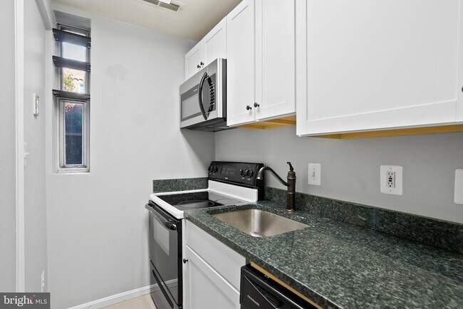 Building Photo - 1721 Queens Ln