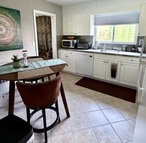 Kitchen - 66 Lincoln Ave E