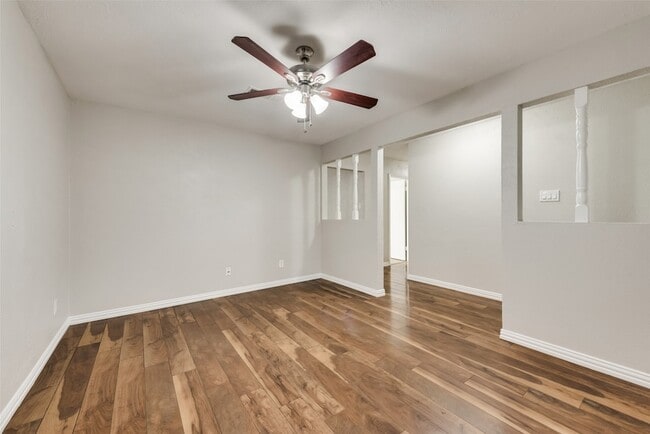 Building Photo - 1812 Ravenswood Dr N