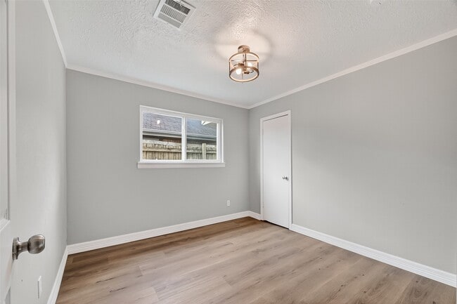 Building Photo - 2003 Isla Dr