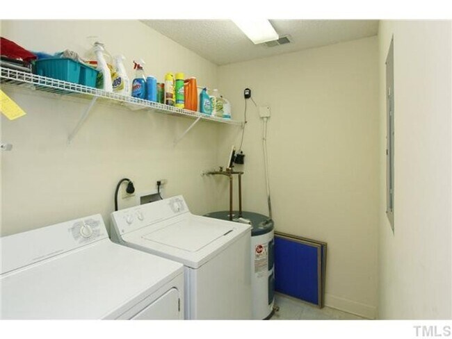 Building Photo - Chapel Hill / 4BR Univ Comm FURNISHED Condo