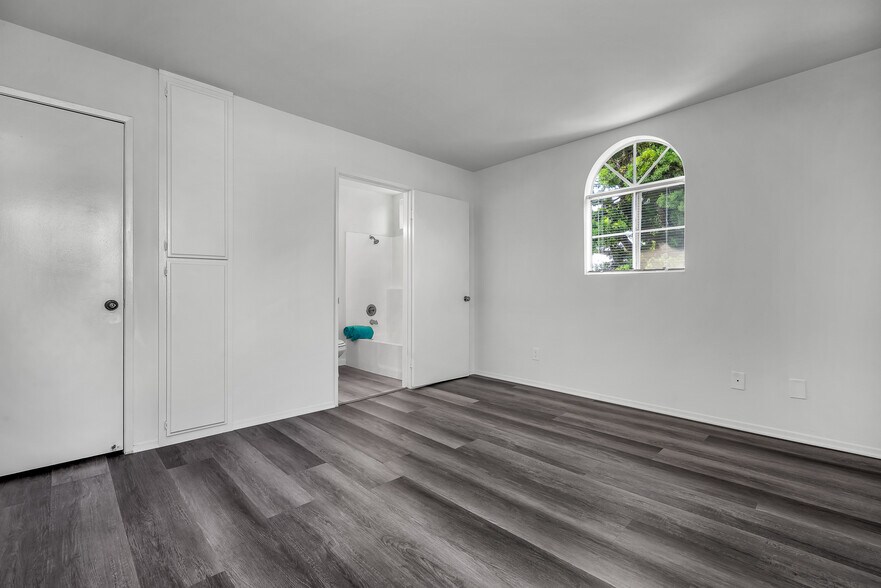 Building Photo - 2400 Walnut Ave