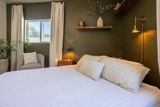 Building Photo - Ultra Unique Chico Tree House in The Avenues