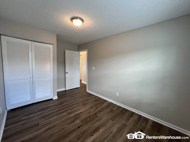 Building Photo - Fully Updated 3 Bedroom Condo in Universit...