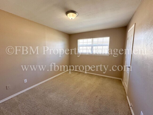 Building Photo - 803 Lakeway Dr