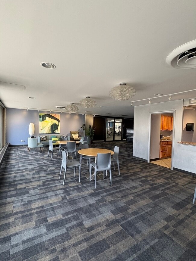 Building Photo - 4343 N Clarendon Ave