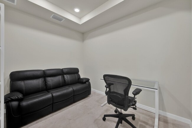 Building Photo - Fully Furnished Annual Rental!