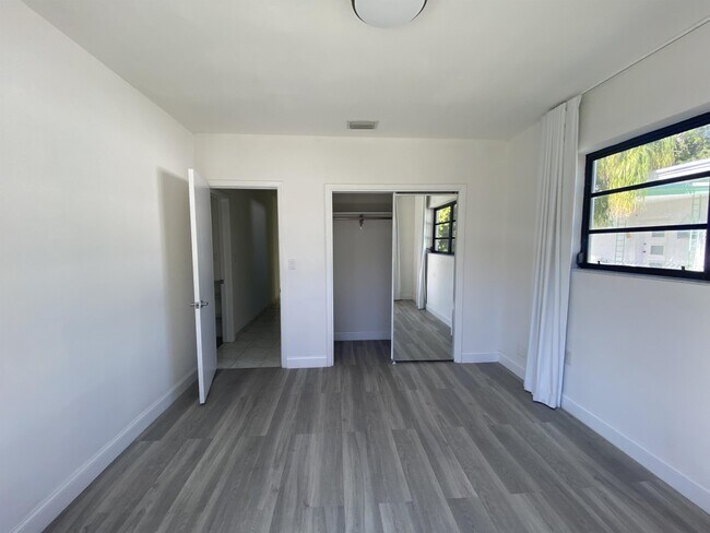 Building Photo - 1101 Bay Dr