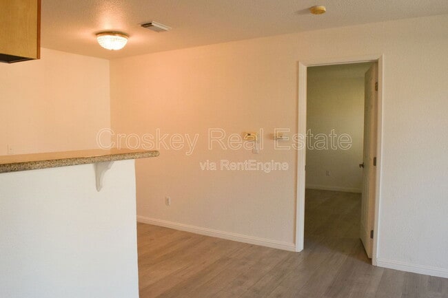 Building Photo - 2225 Lakeview Cir