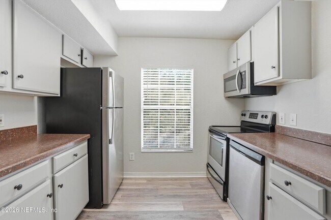 Building Photo - 13700 Richmond Park Dr N