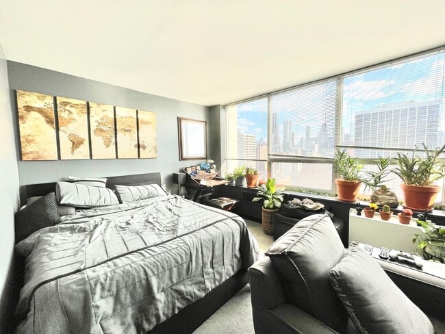Building Photo - High Floor Studio with Fabulous Views of the Loop FOR RENT!