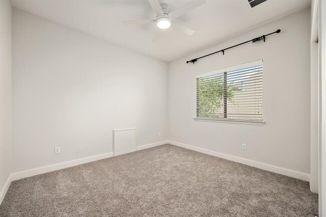 Building Photo - 8620 Alophia Dr