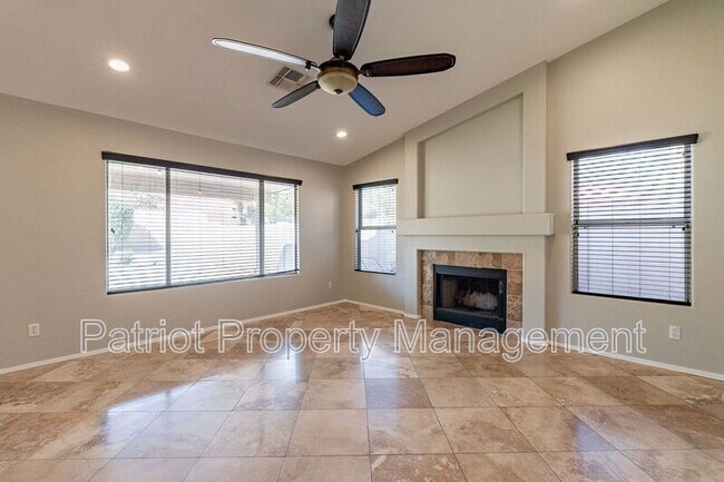 Building Photo - 4704 E Villa Maria Dr